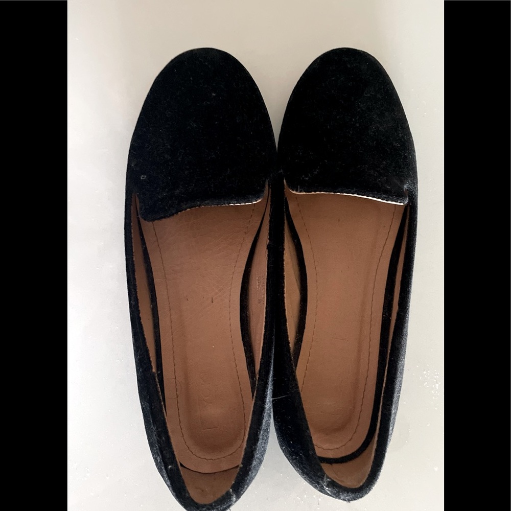 Flat black shoes